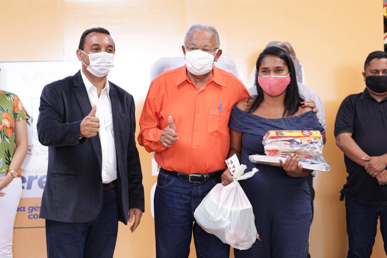 Prefeitura de Teresina entrega kits alimentação, tablets e materiais escolares para estudantes